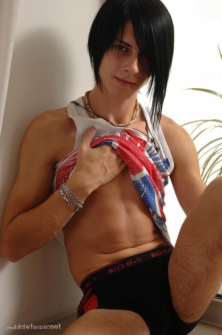 20P O punkboy gay Alex tira a roupa e mostra seu corpo magro e grande saque antes de se masturbar