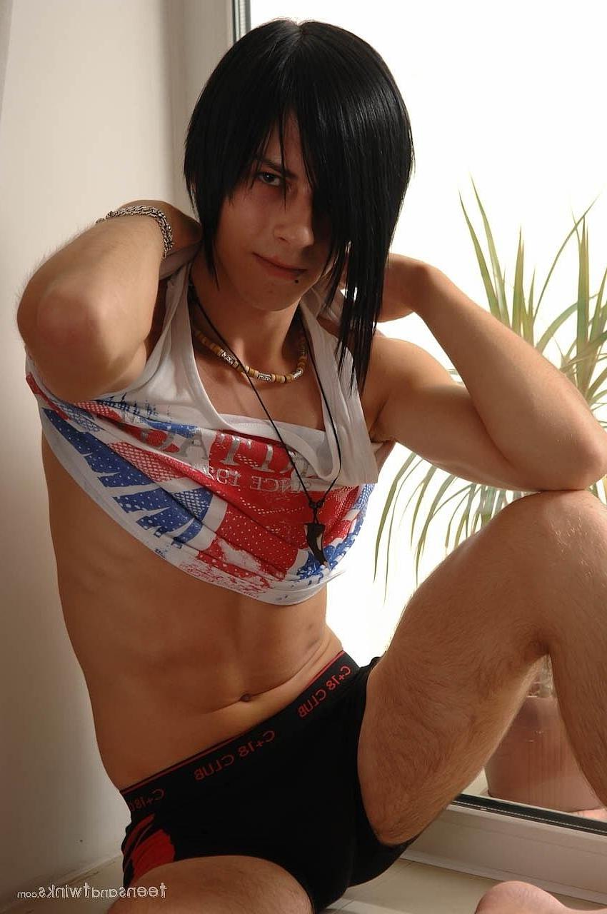 20P O punkboy gay Alex tira a roupa e mostra seu corpo magro e grande saque antes de se masturbar