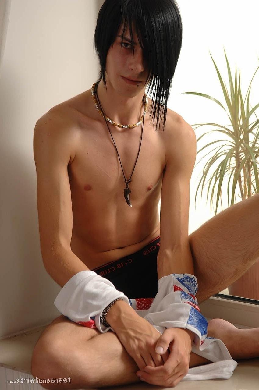 20P O punkboy gay Alex tira a roupa e mostra seu corpo magro e grande saque antes de se masturbar