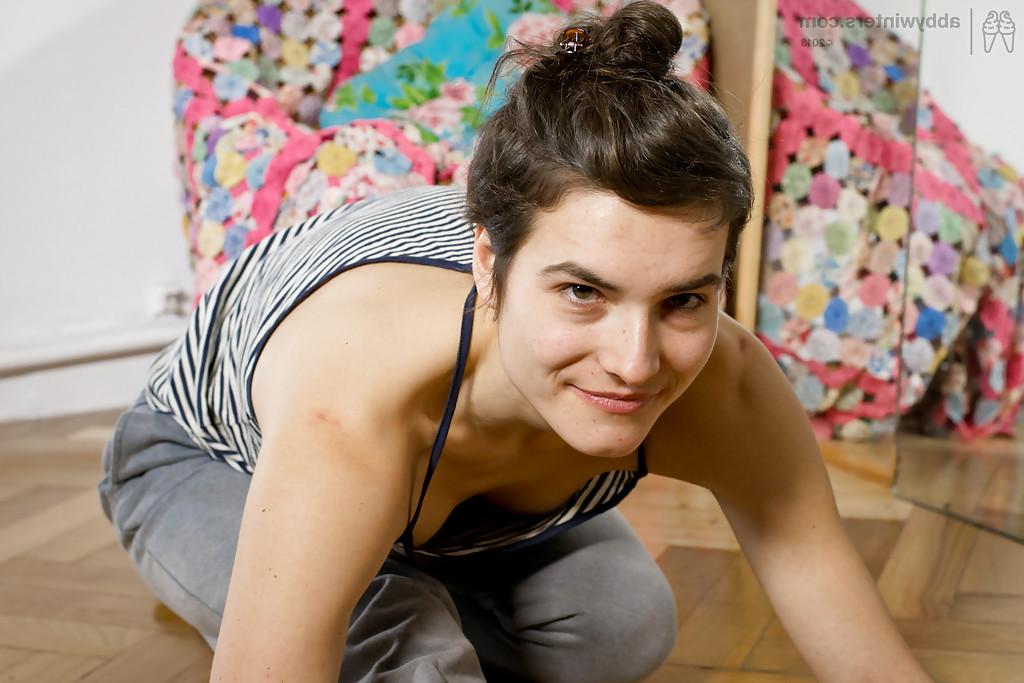 16P Mayra, amateur et poilue, danse sur un poteau et se déshabille.