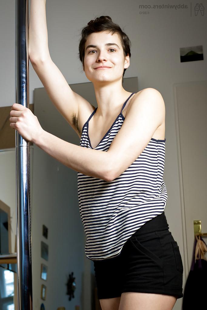 16P Mayra, amateur et poilue, danse sur un poteau et se déshabille.