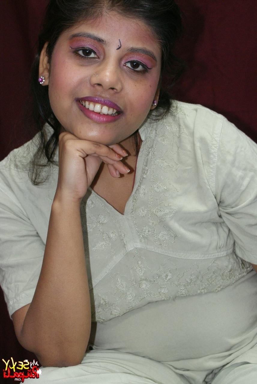 15P La gordita india solitaria Rupali abre su coño afeitado después de desnudarse