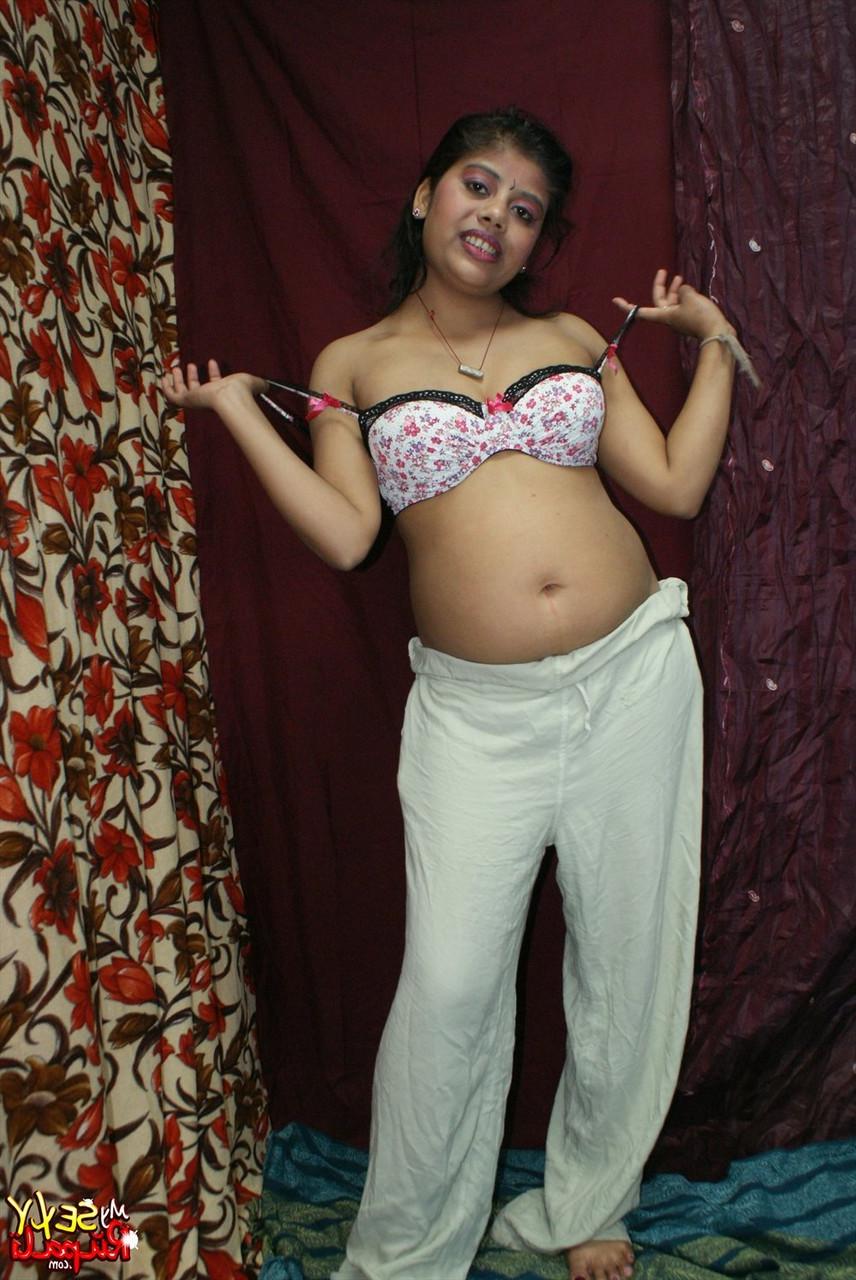15P La gordita india solitaria Rupali abre su coño afeitado después de desnudarse