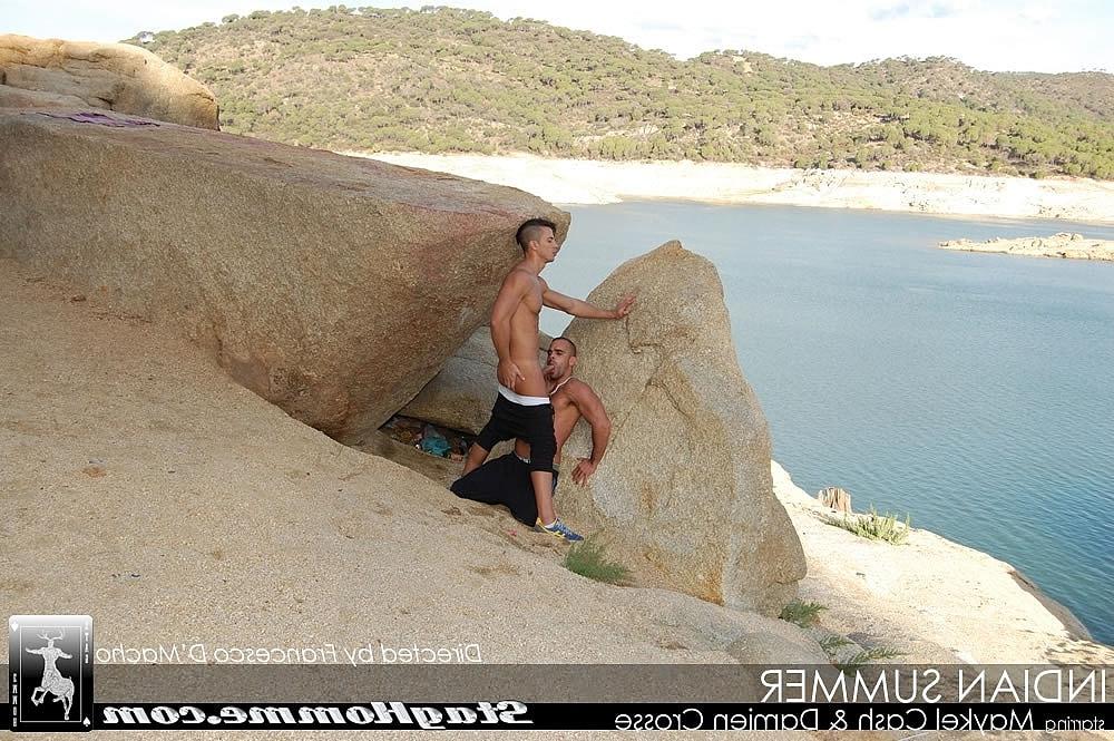20P Los gays Damien Crosse y Maykel Cash tienen sexo anal a lo perrito al aire libre