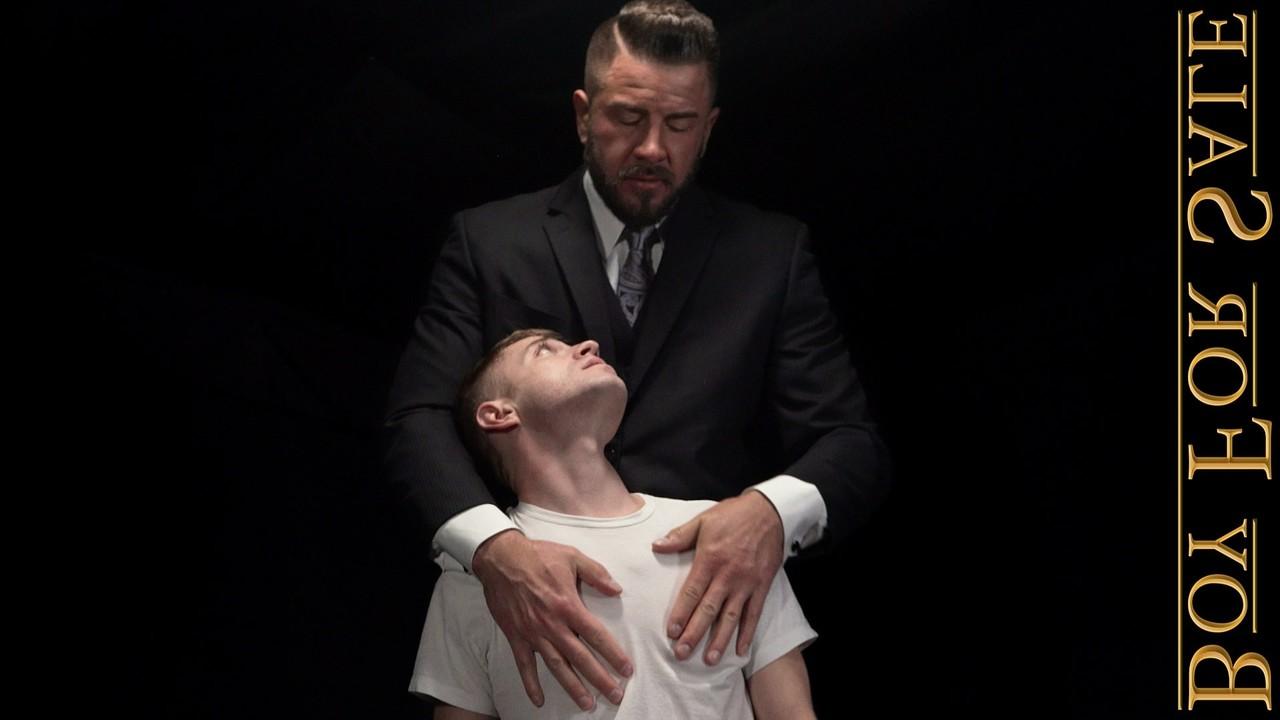 20P El cruel maestro gay Dolf desnuda a un jovencito sumiso y se mete los dedos en su estrecho ojete
