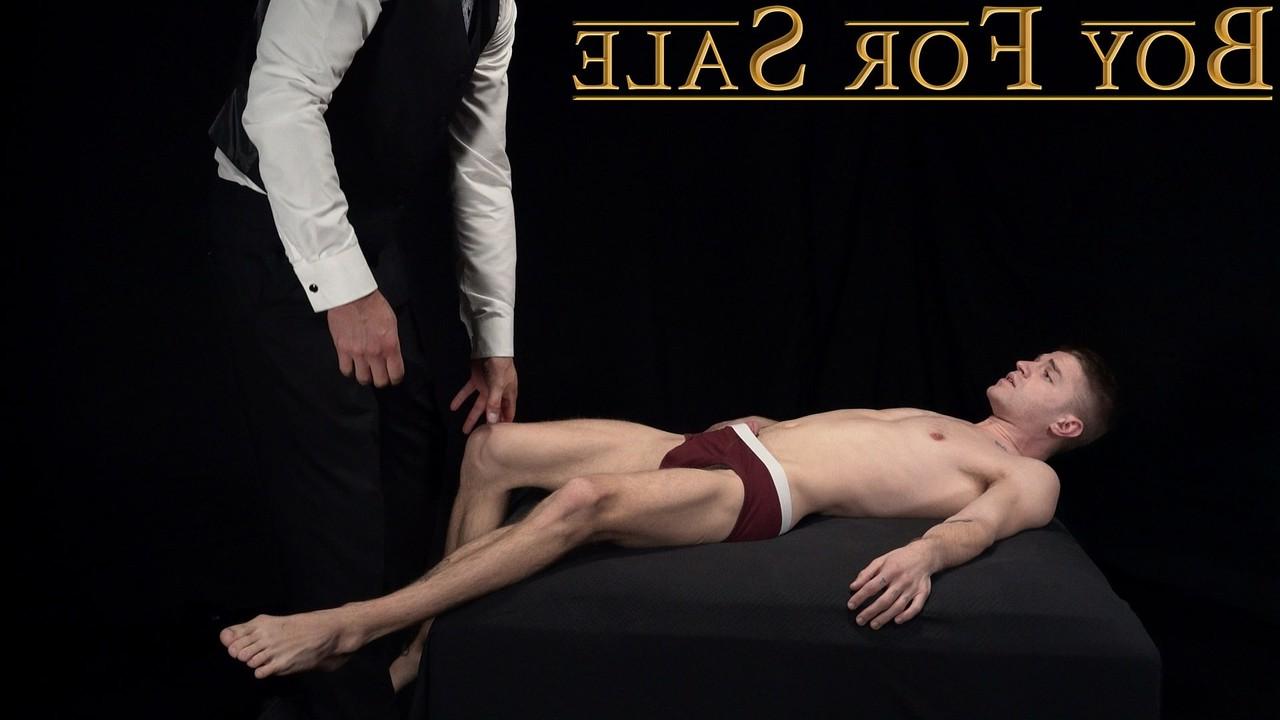 20P El cruel maestro gay Dolf desnuda a un jovencito sumiso y se mete los dedos en su estrecho ojete