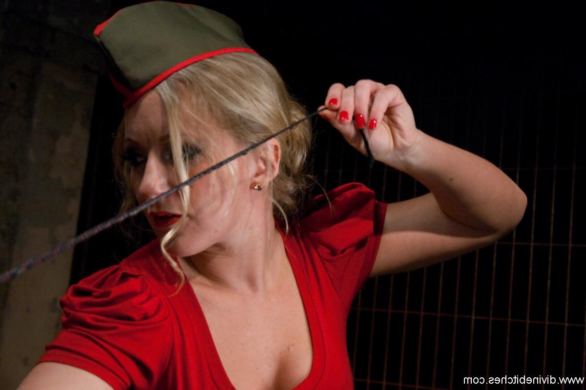 20P La femdom sexy Dia Zerva tourmente la bite et les couilles de son esclave et joue avec son trou du cul.