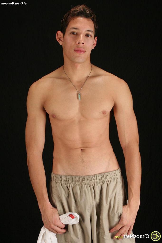 20P O lindo latino gay Carlos Ramos se despe e tira seu pau grande
