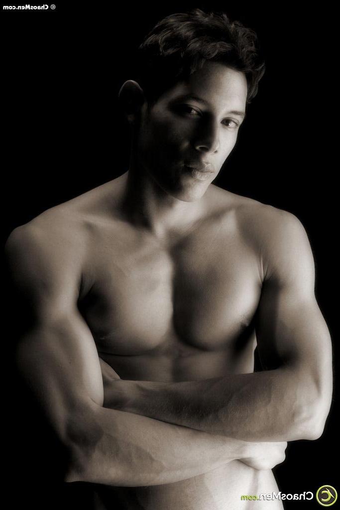 20P O lindo latino gay Carlos Ramos se despe e tira seu pau grande