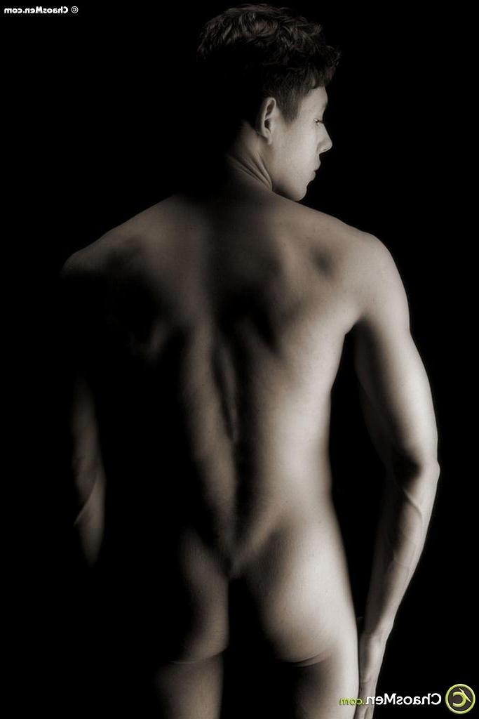 20P O lindo latino gay Carlos Ramos se despe e tira seu pau grande