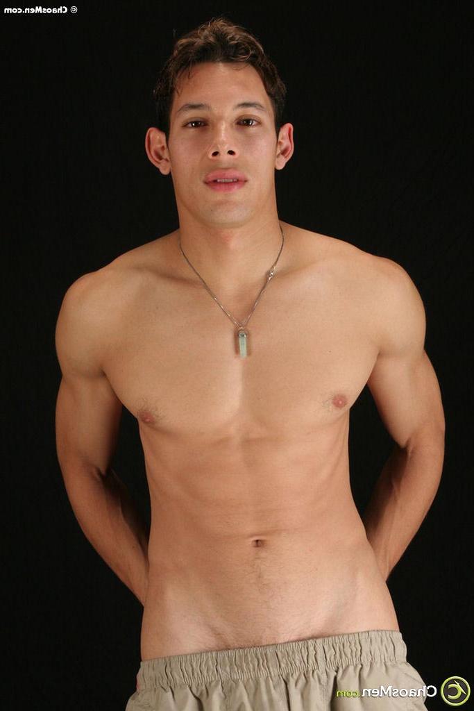 20P O lindo latino gay Carlos Ramos se despe e tira seu pau grande