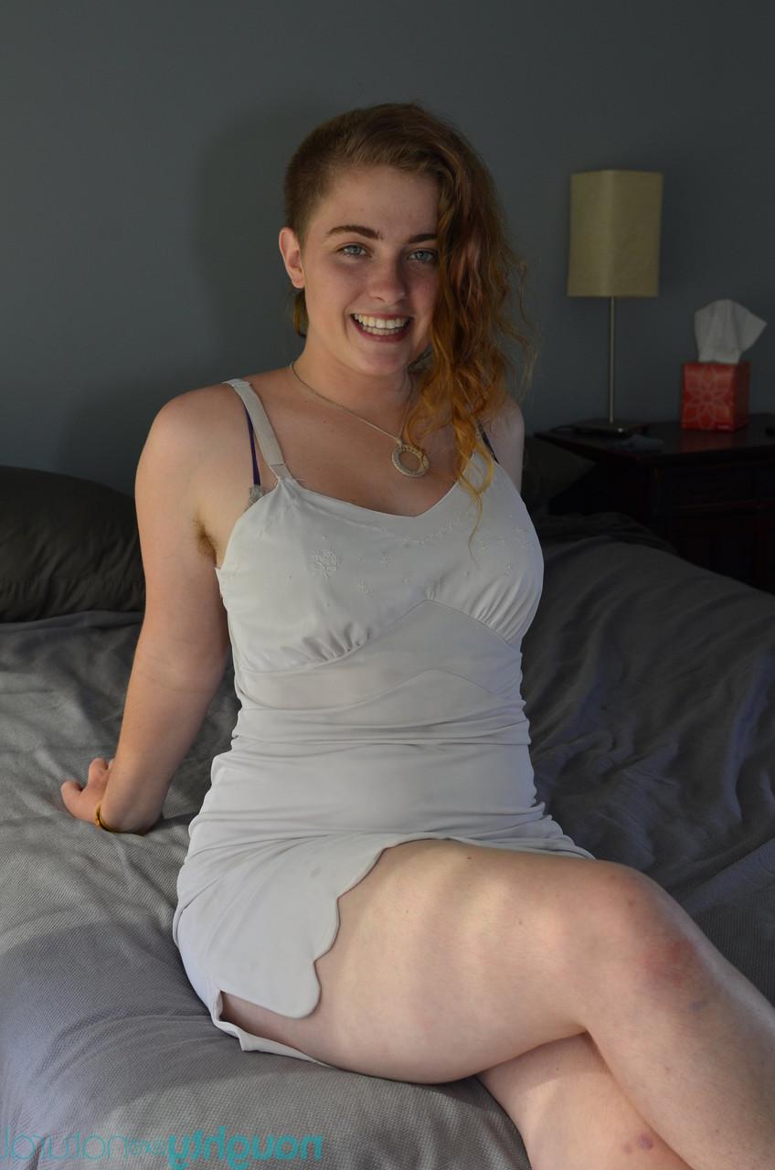 20P Moth amateur aux cheveux bouclés dévoile ses beaux seins et sa chatte poilue