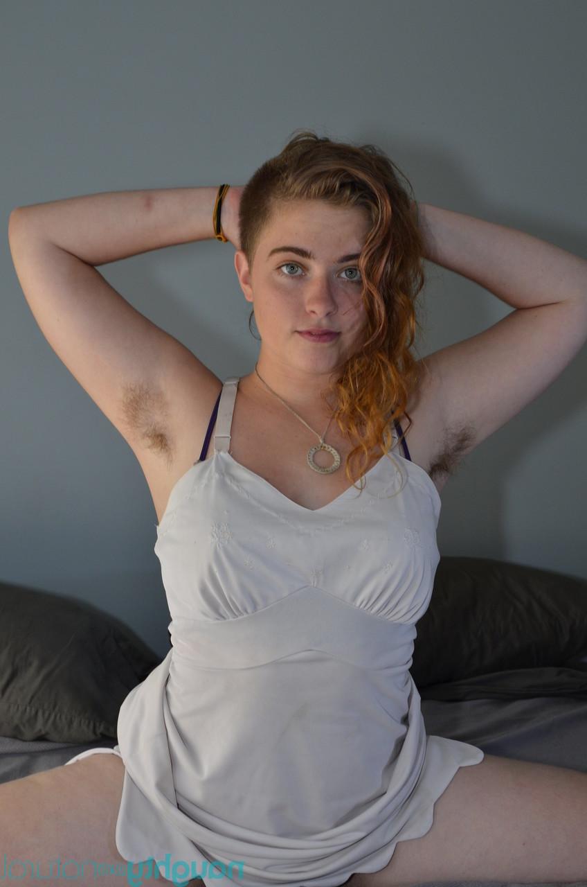 20P Moth amateur aux cheveux bouclés dévoile ses beaux seins et sa chatte poilue