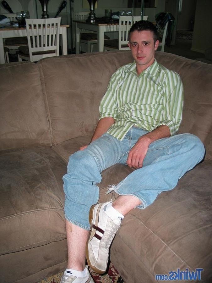 20P El flaco gay mike v se quita los jeans y se toca la erección en un sofá