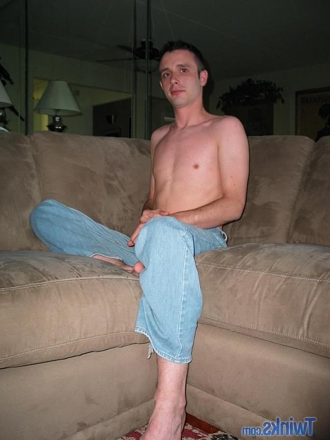 20P El flaco gay mike v se quita los jeans y se toca la erección en un sofá