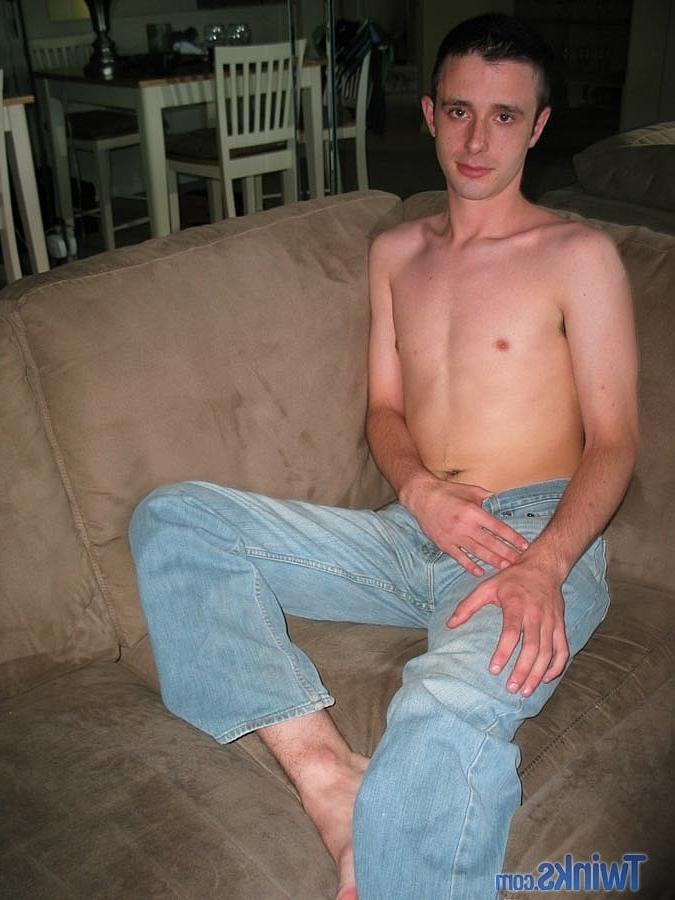 20P El flaco gay mike v se quita los jeans y se toca la erección en un sofá