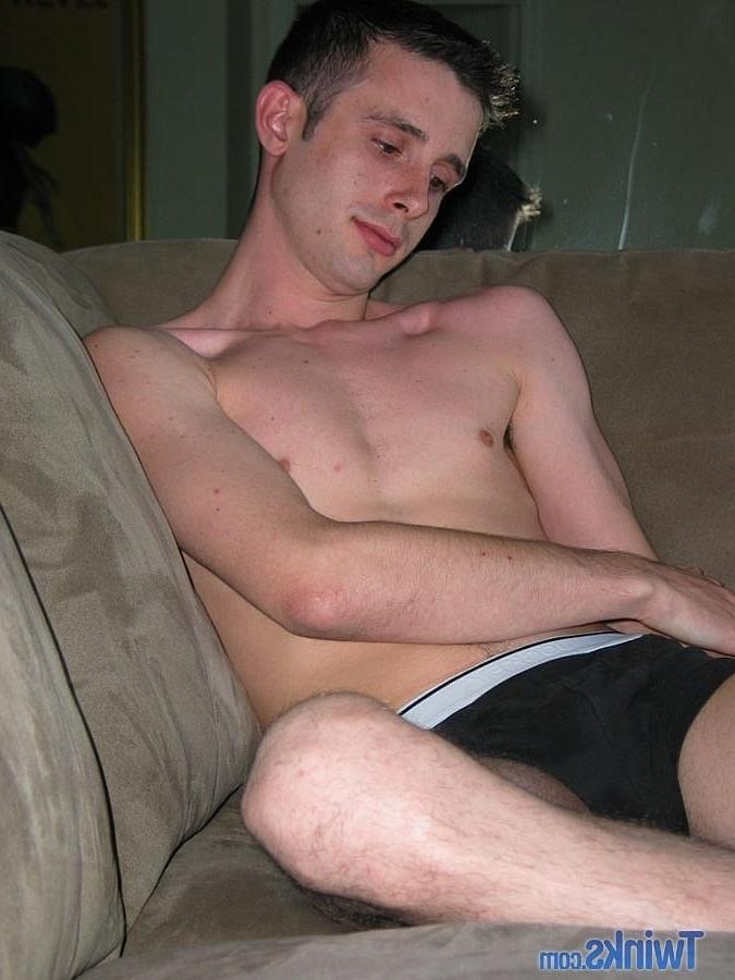 20P El flaco gay mike v se quita los jeans y se toca la erección en un sofá