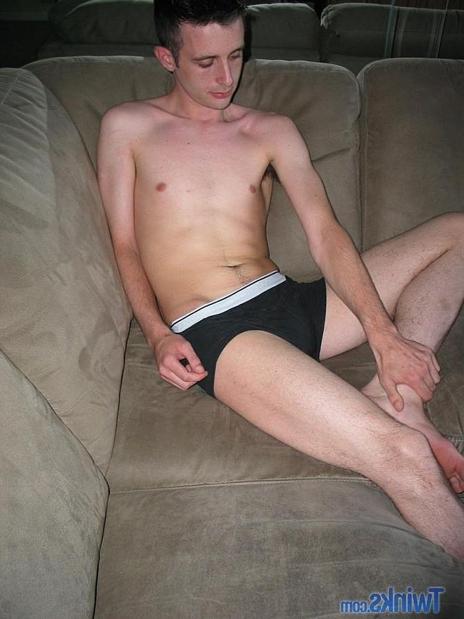 20P El flaco gay mike v se quita los jeans y se toca la erección en un sofá