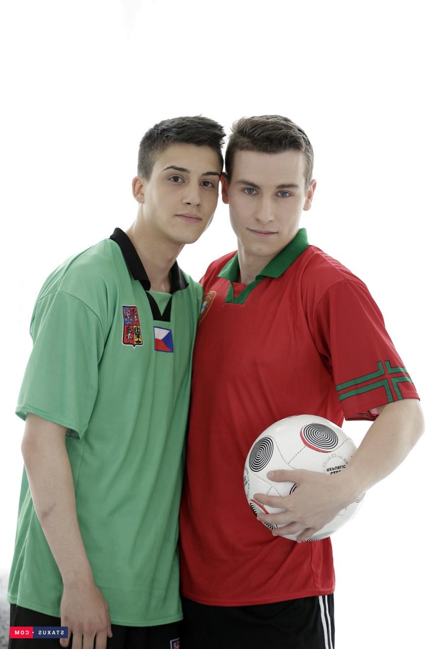 18P Die schwulen Jungs Max Bishop und Mike Cole lutschen sich gegenseitig den Schwanz und haben Analsex