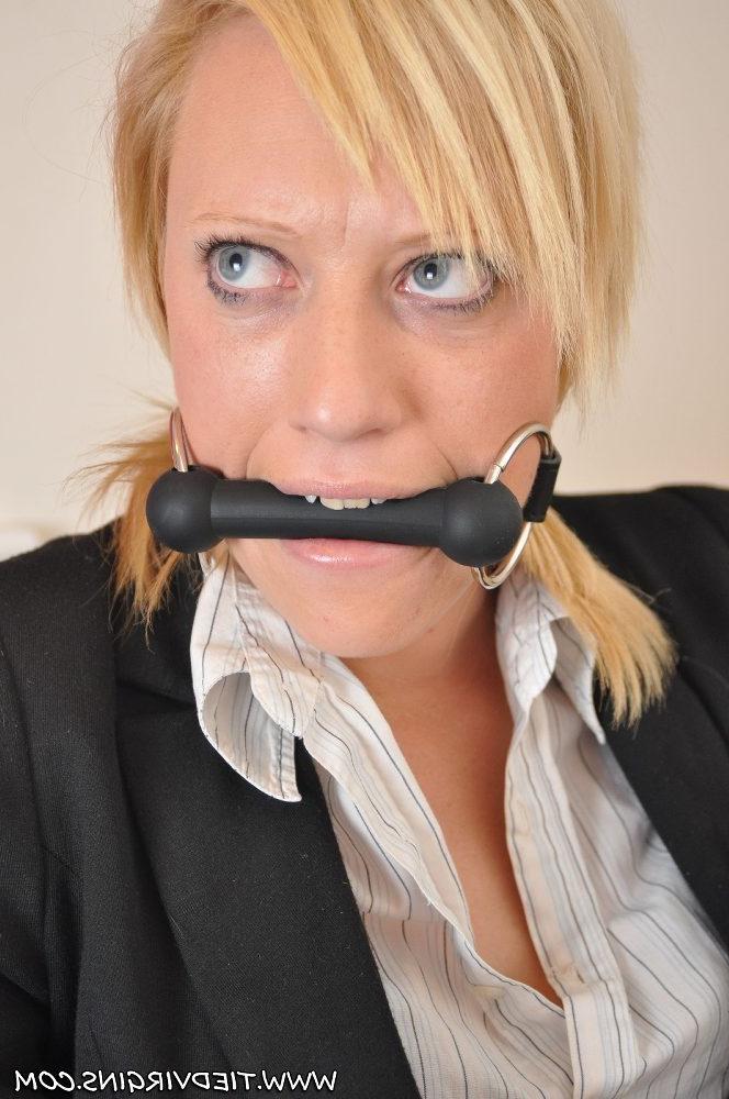12P La blonde naturelle Axa Jay se débat un peu alors qu'elle est attachée à une chaise de bureau.