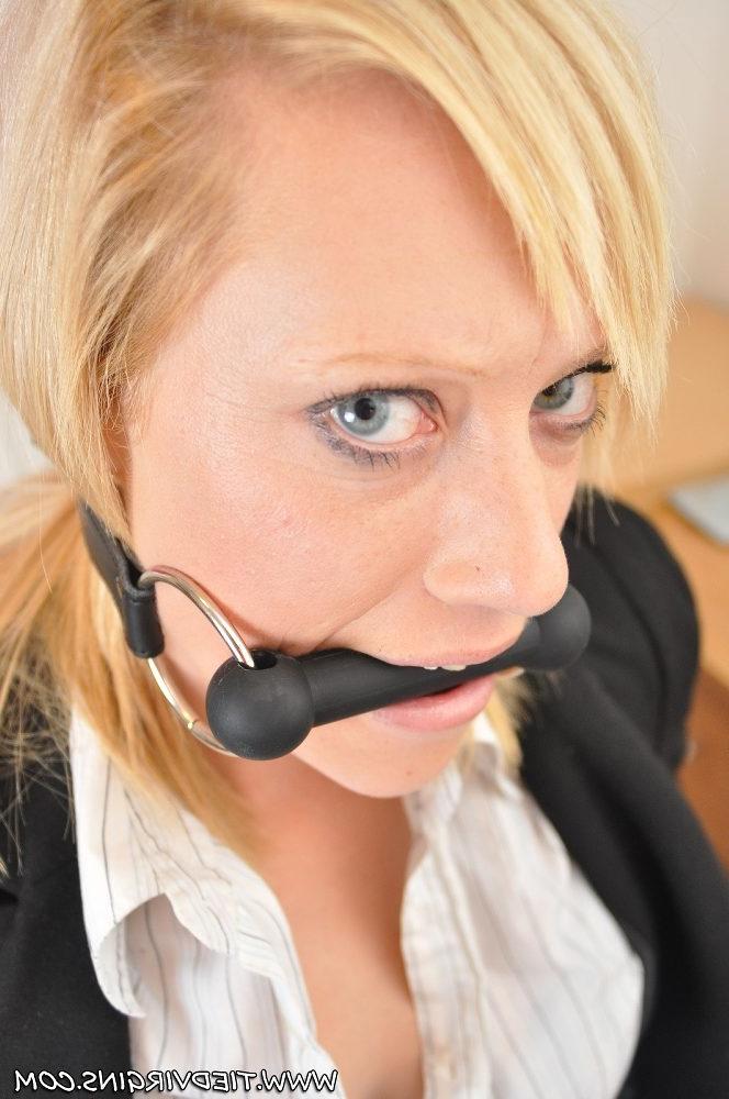 12P La blonde naturelle Axa Jay se débat un peu alors qu'elle est attachée à une chaise de bureau.