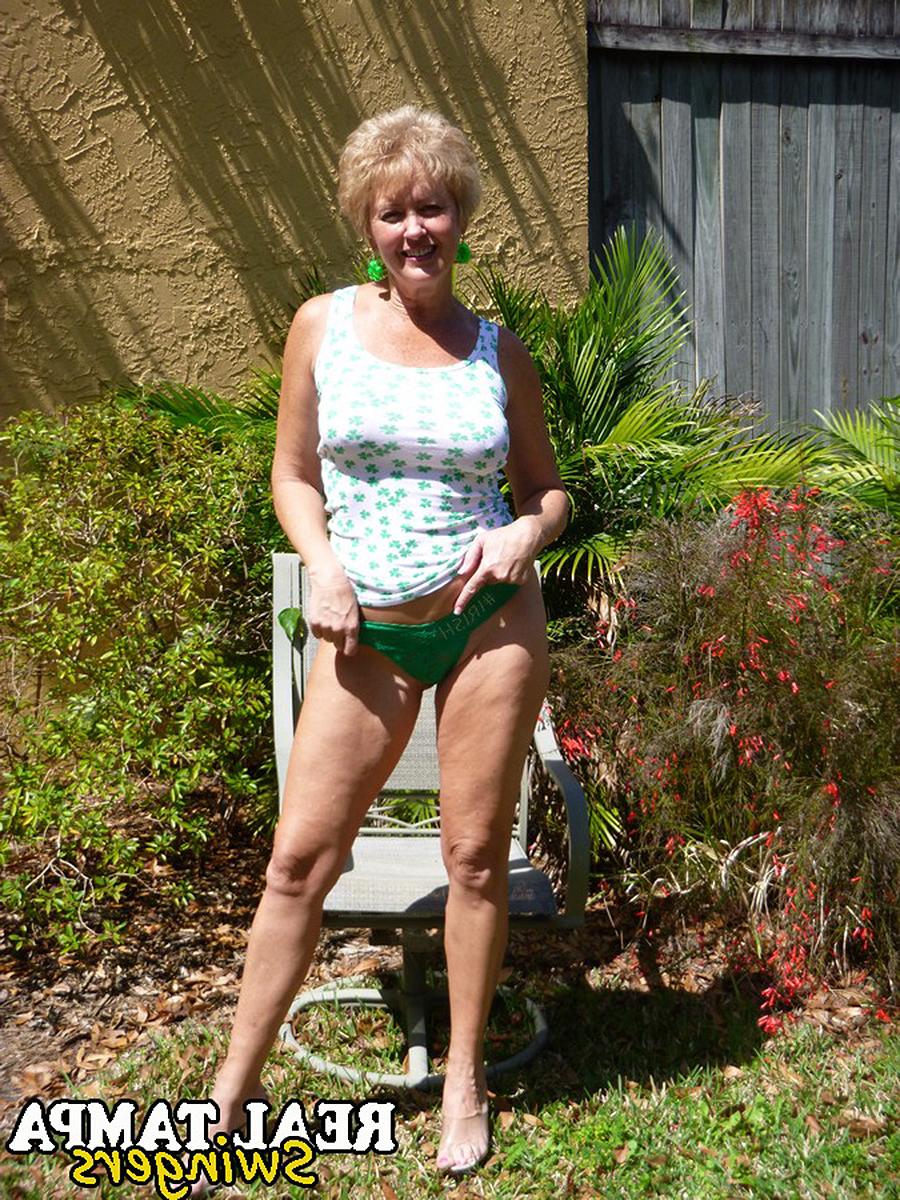 15P Die reife Amateurin Tracy zieht im Garten ihre Schuhe aus