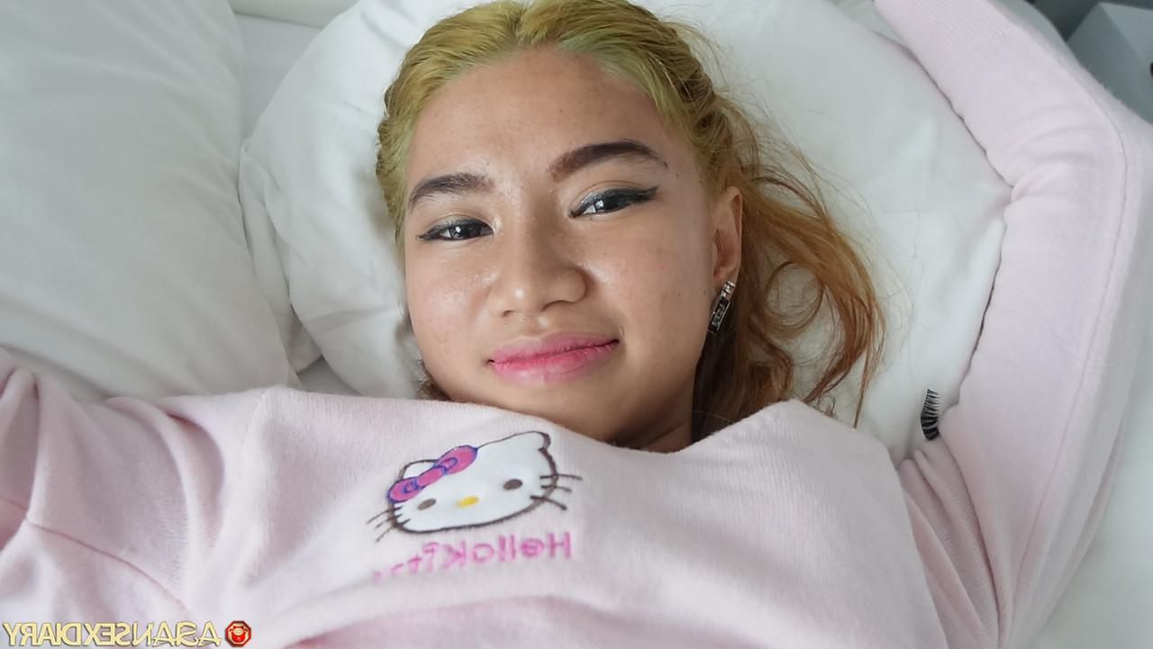 18P Die haarige Teenie Oay zeigt nach heißem POV-Sex ihren zierlichen nackten Körper