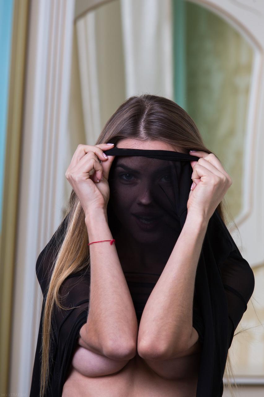 20P Babe Georgia enlève sa lingerie transparente et montre nue ses lignes de bronzage sexy.