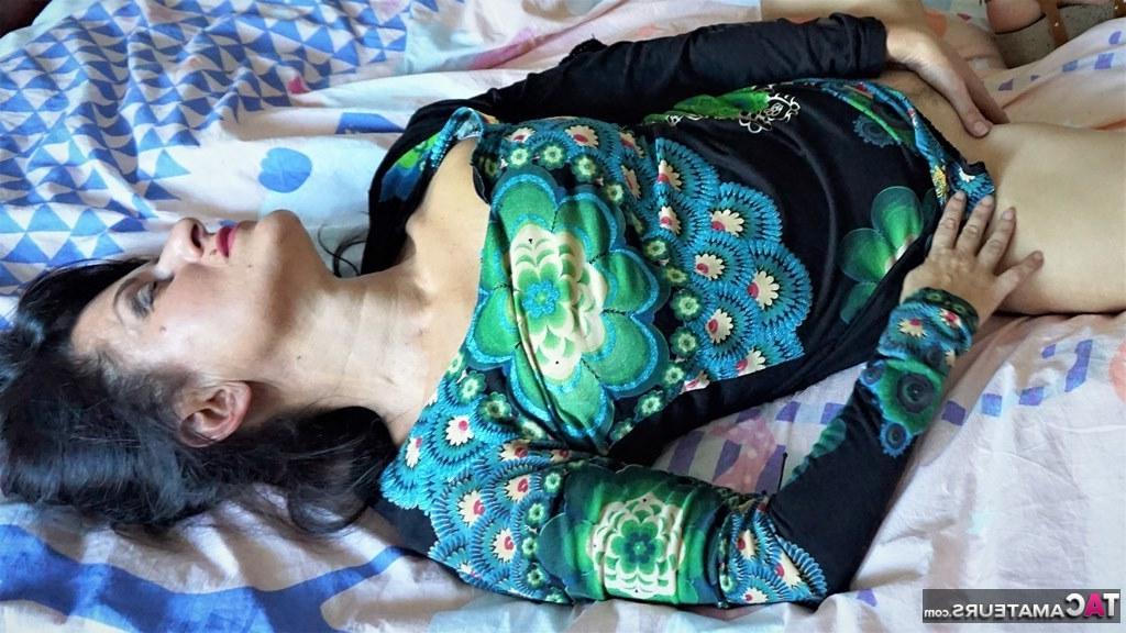 20P Die reife Frau Diana Ananta präsentiert ihre Vagina auf ihrem Bett