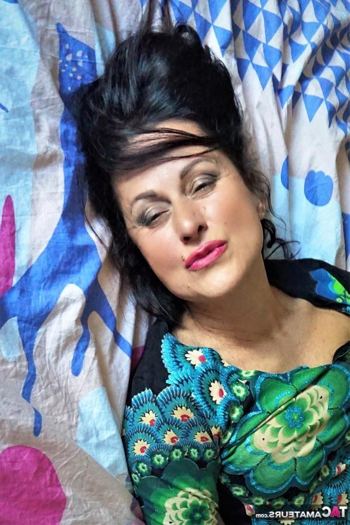 20P Die reife Frau Diana Ananta präsentiert ihre Vagina auf ihrem Bett