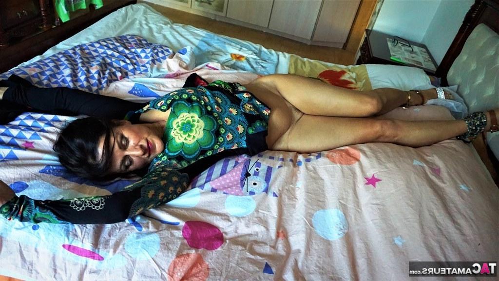 20P Die reife Frau Diana Ananta präsentiert ihre Vagina auf ihrem Bett