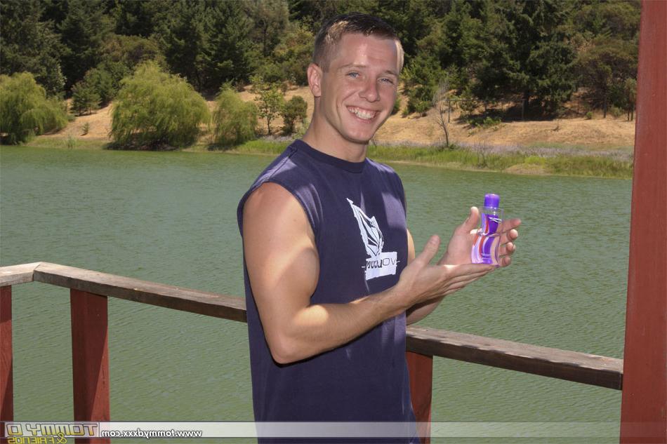 20P Gay amador Tommy D mostra faz um strip-tease lento e acaricia seu pau ao ar livre