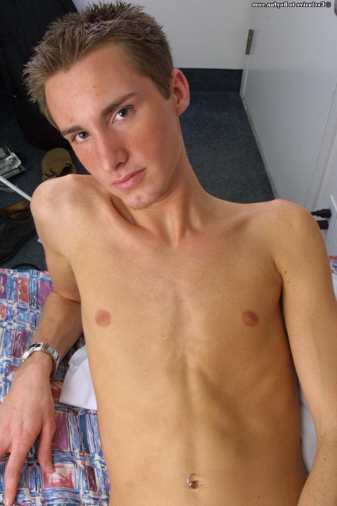 20P Der schwule, süße Aidan zieht seine Jeans und Unterwäsche aus, um mit seinem beschnittenen Schwanz zu spielen
