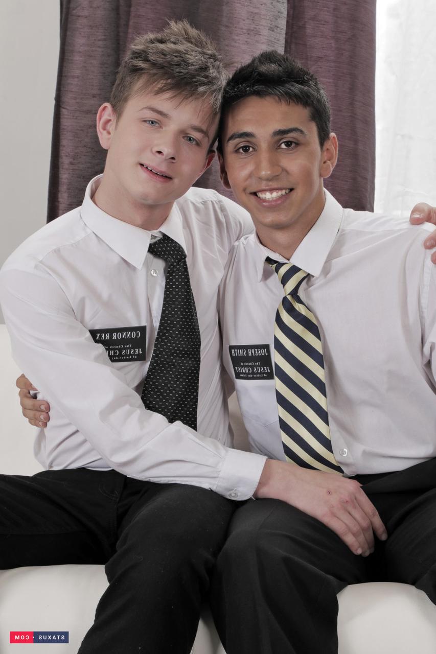 14P Garotos gays magros Mike Fontana e Connor Rex fazem sexo anal hardcore