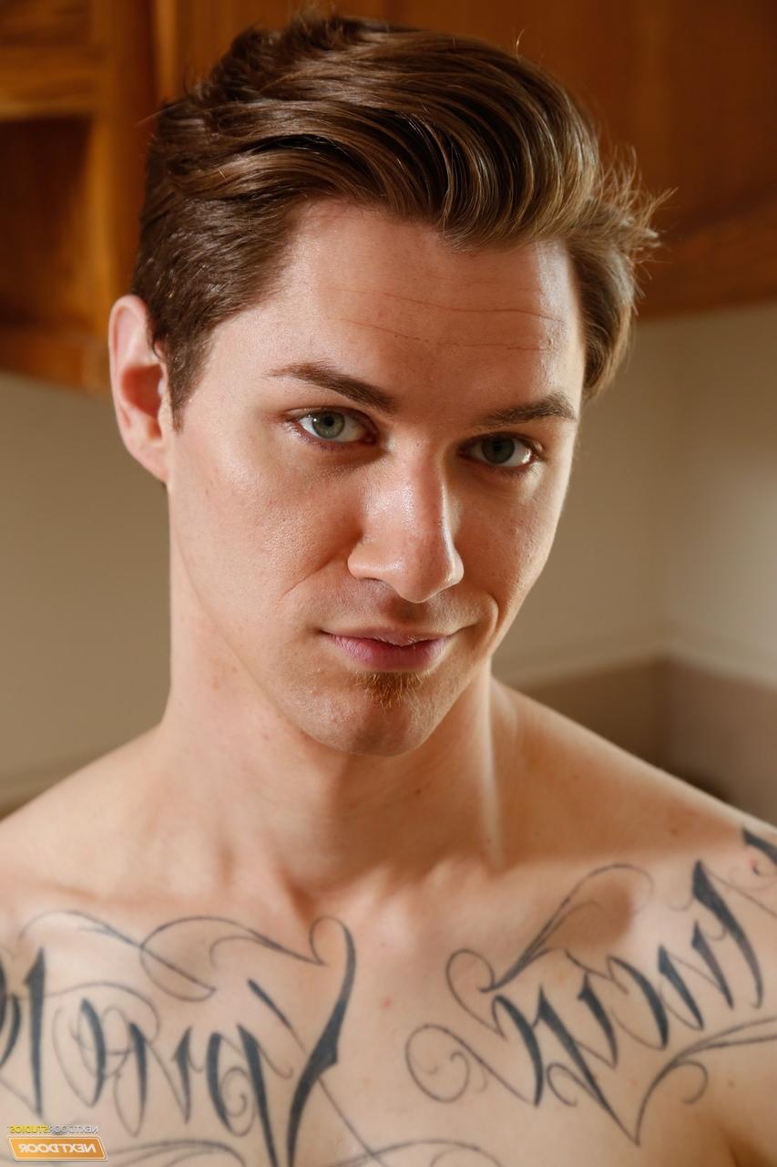 20P El jovencito tatuado Zak Bishop recibe una mamada de Bridger Watts y es analizado
