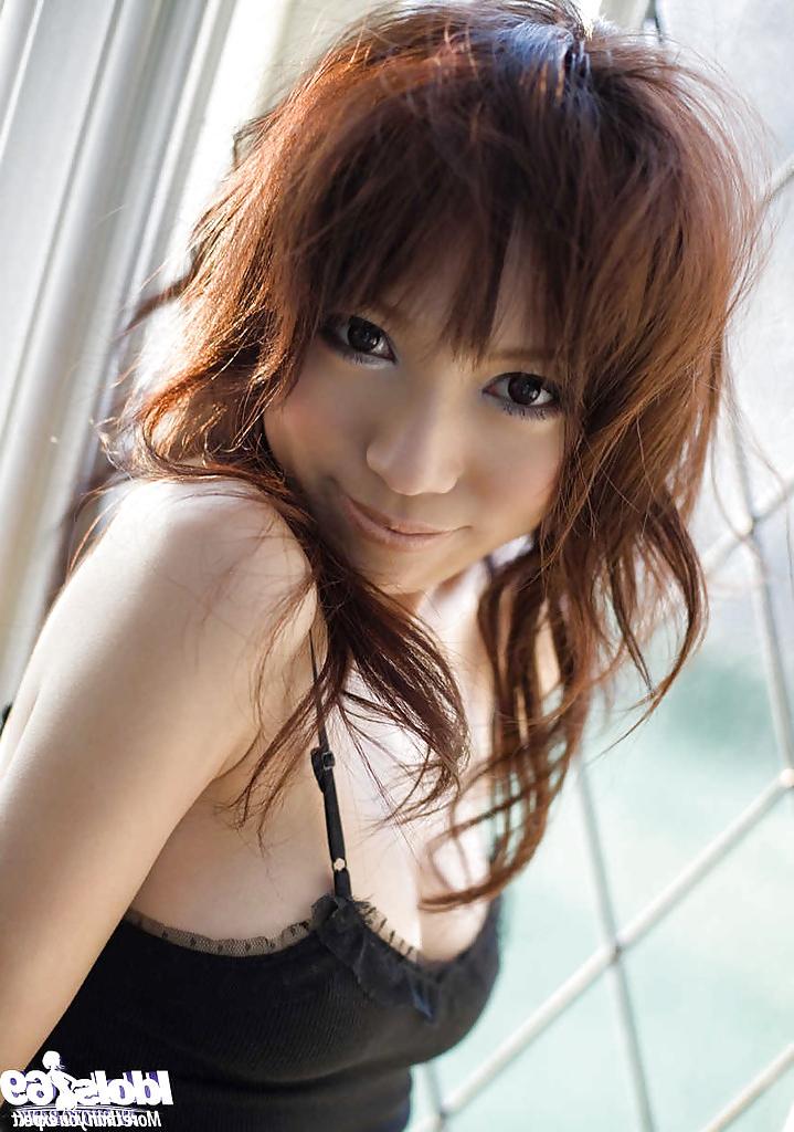 15P La traviesa asiática con medias kanako tsuchiyai posando sin fondo