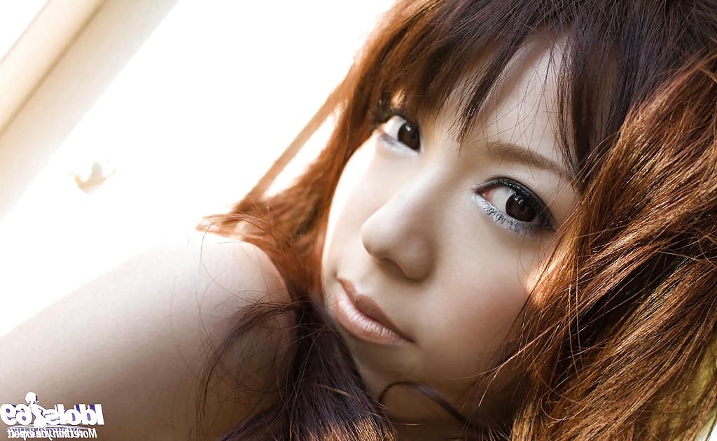 15P La traviesa asiática con medias kanako tsuchiyai posando sin fondo