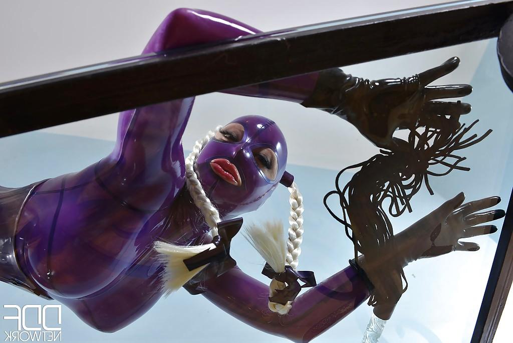16P La jolie blonde Latex Lucy se masturbe profondément la chatte avec un jouet.