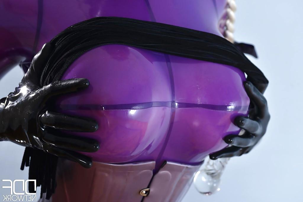 16P La jolie blonde Latex Lucy se masturbe profondément la chatte avec un jouet.