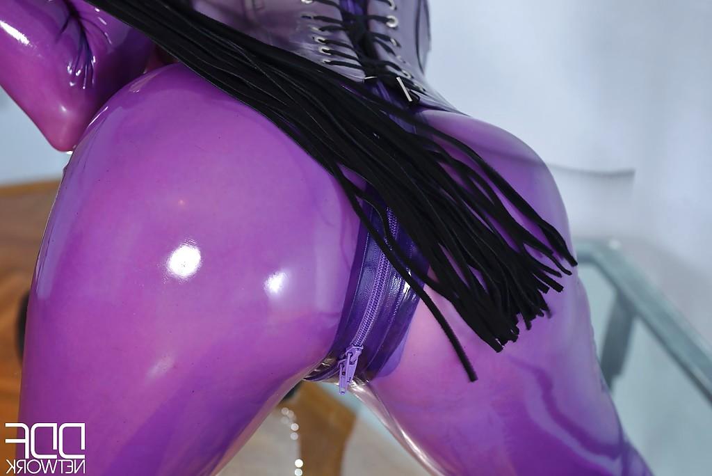 16P La jolie blonde Latex Lucy se masturbe profondément la chatte avec un jouet.
