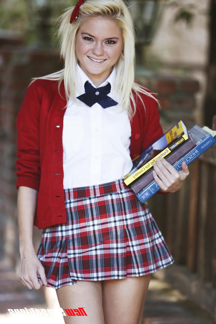 15P L'écolière blonde Chloe Foster se fait enculer sur une couverture dans les bois.
