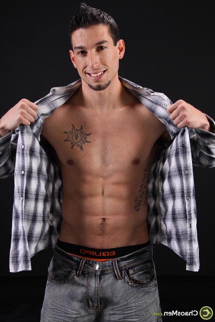 20P Sexy gay Latino Casey fica nu e revela seu tanquinho, pau duro e espólio