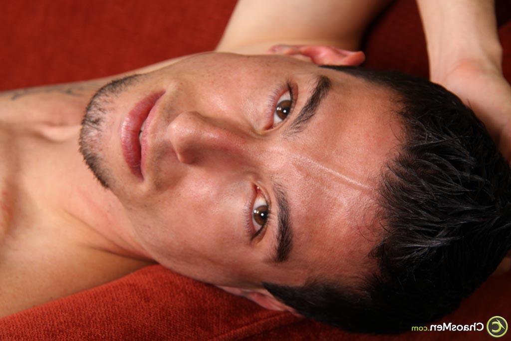 20P Sexy gay Latino Casey fica nu e revela seu tanquinho, pau duro e espólio