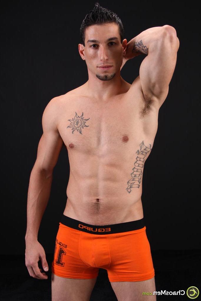 20P Sexy gay Latino Casey fica nu e revela seu tanquinho, pau duro e espólio