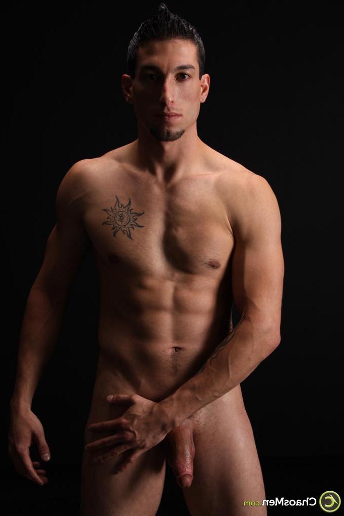 20P Sexy gay Latino Casey fica nu e revela seu tanquinho, pau duro e espólio