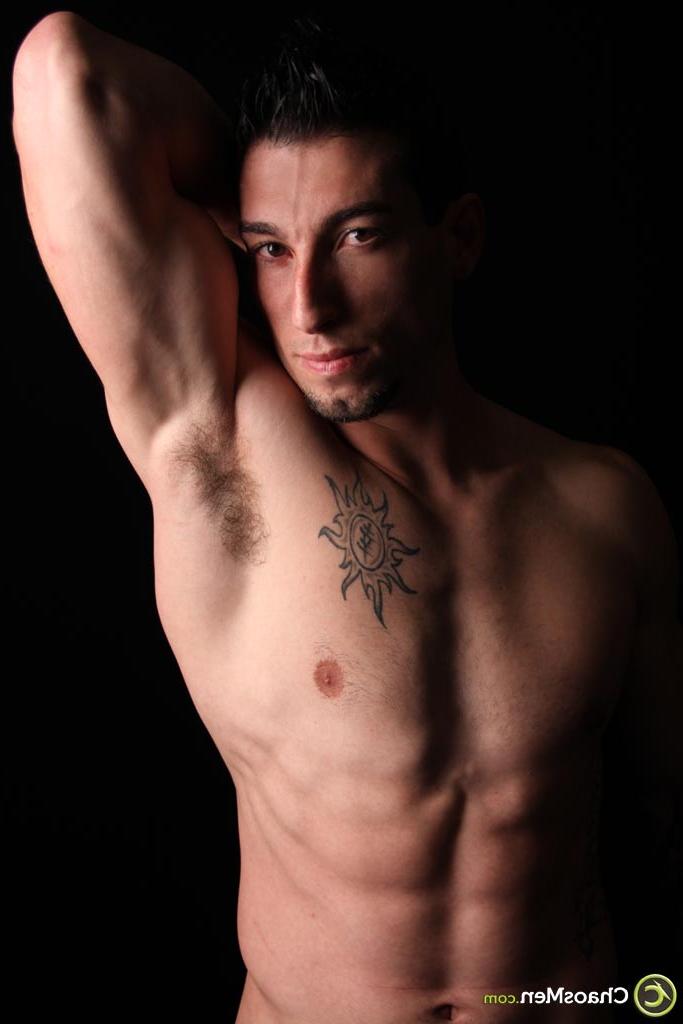 20P Sexy gay Latino Casey fica nu e revela seu tanquinho, pau duro e espólio