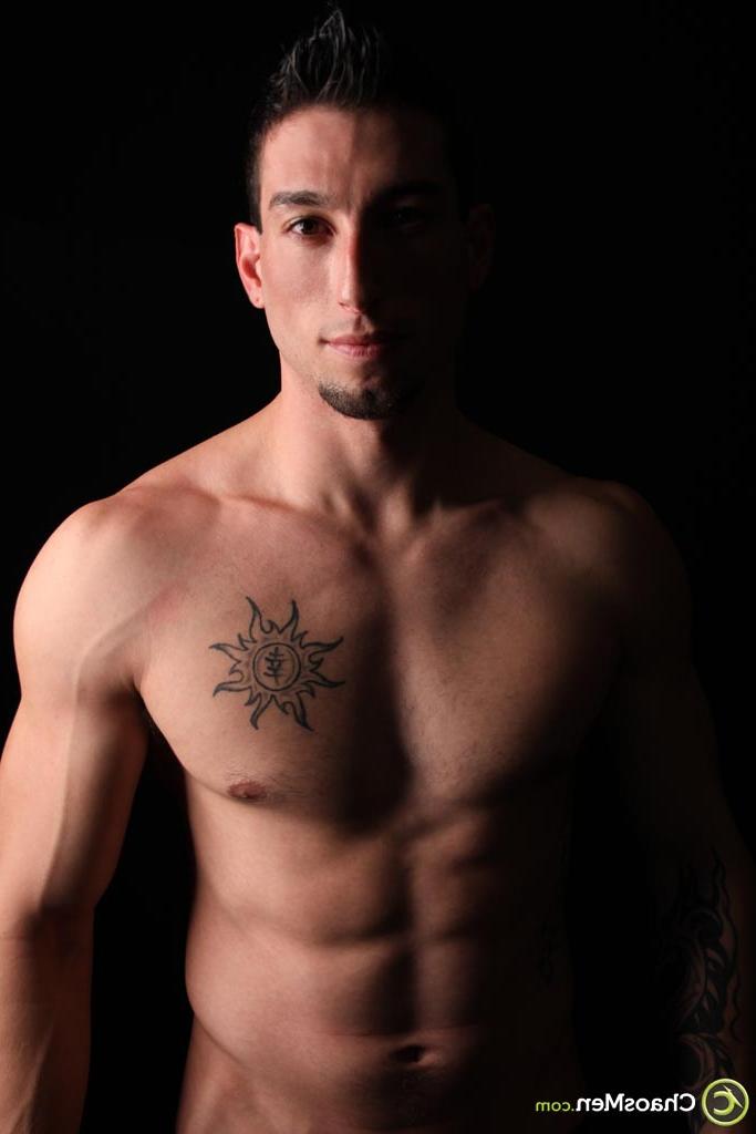 20P Sexy gay Latino Casey fica nu e revela seu tanquinho, pau duro e espólio