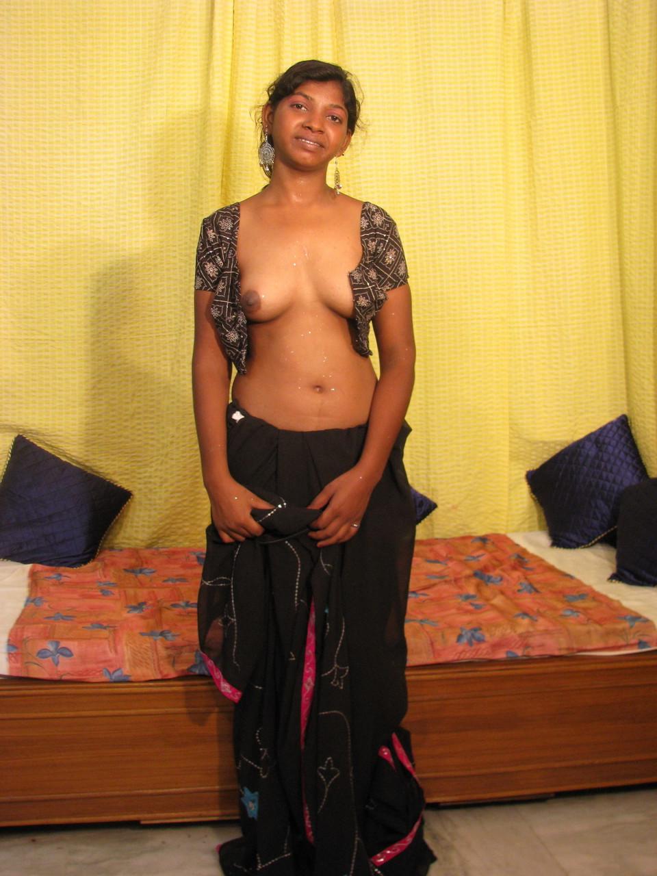 16P Adolescente india acaricia sus tetas naturales antes de tocar su vagina sin pelo