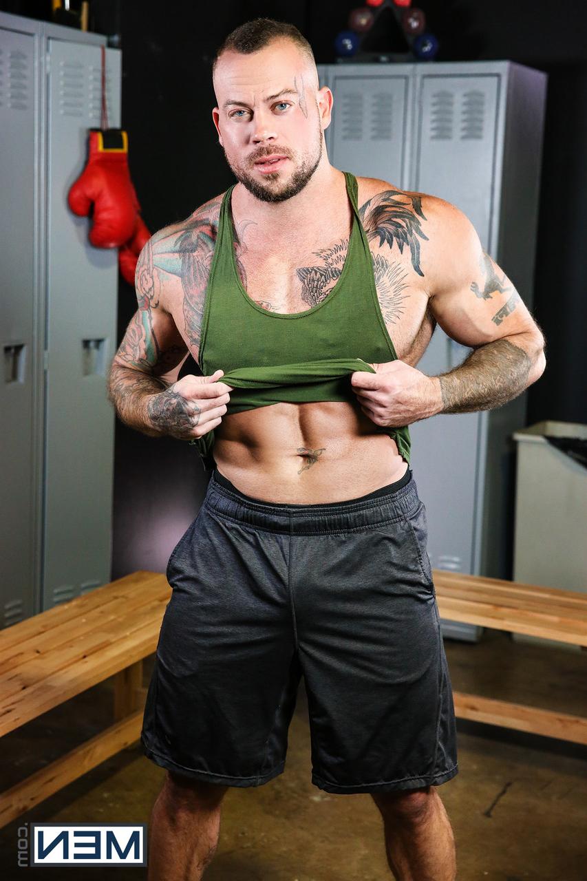 17P Garanhão gay e seu brinquedo twink fodem a bunda um do outro no vestiário