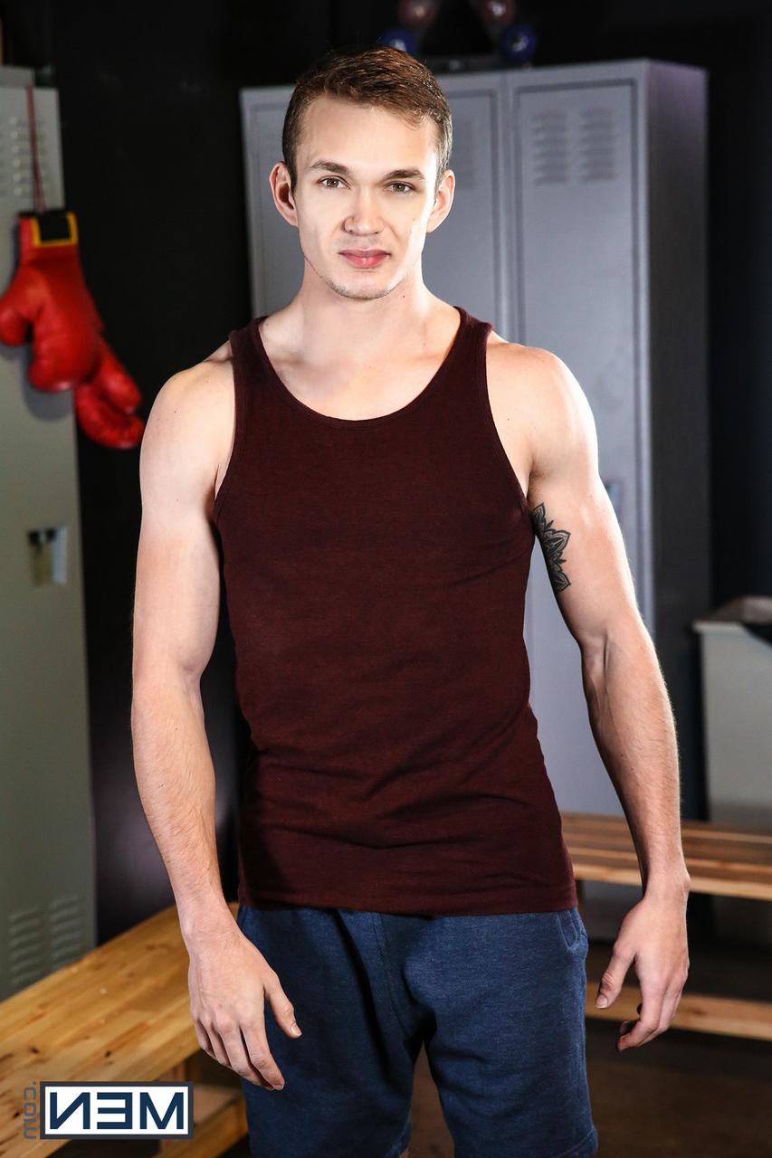 17P Garanhão gay e seu brinquedo twink fodem a bunda um do outro no vestiário